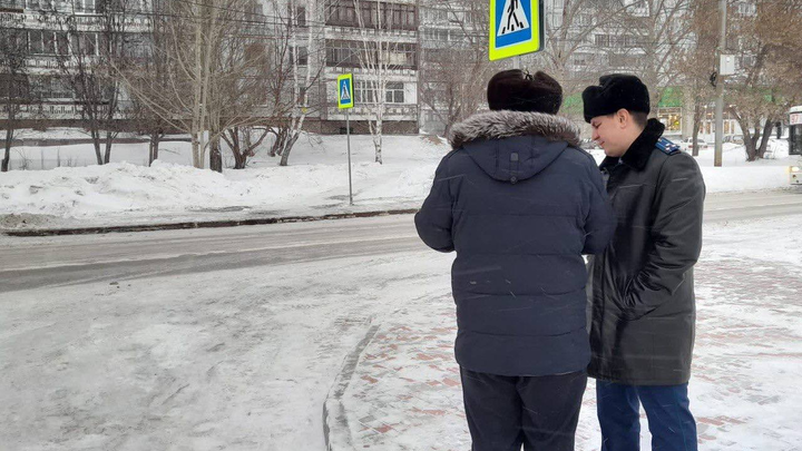 Прокуратура проверила дорожный переход в Новосибирске, где девочка едва не угодила под автобус