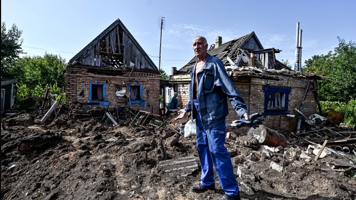 Больше всего пострадают украинцы: Евродепутат раскритиковал поставки кассетных бомб Киеву