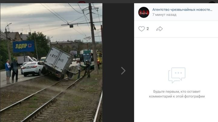 В Металлургическом районе Челябинска газель выехала на рельсы, встали трамваи