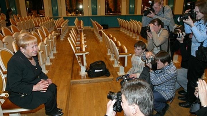 Держится стойко: Близкие Пахмутовой требуют от СМИ не беспокоить вдову Добронравова