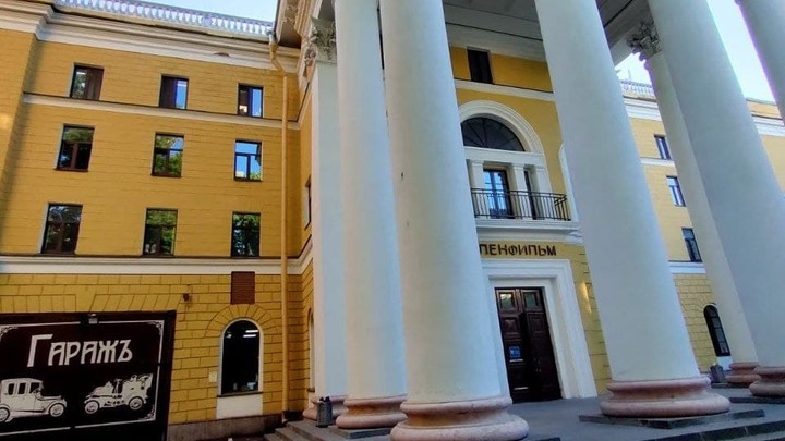 «Денег нет, чинить не на что». «Ленфильм» объяснил, почему забросил реконструкцию фасада