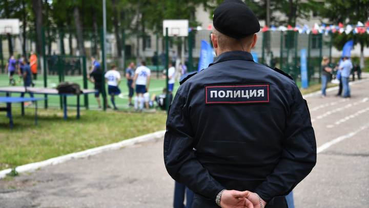 Херсонские полицейские доставляют местным жителям гуманитарную помощь