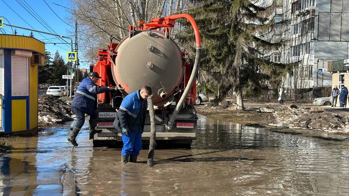 В Тольятти коммунальщики расквитались с огромной лужей