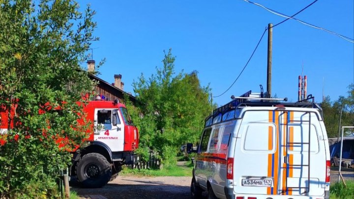 В Архангельске сошёл со свай деревянный дом с людьми: спасатели эвакуировали семерых