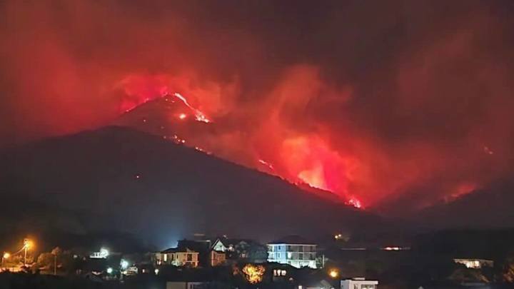 В Геленджике полыхает склон рядом с канатной дорогой и зоопарком