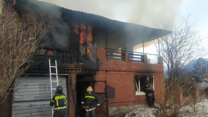В Новосибирске произошёл серьёзный пожар в частном доме на двух хозяев