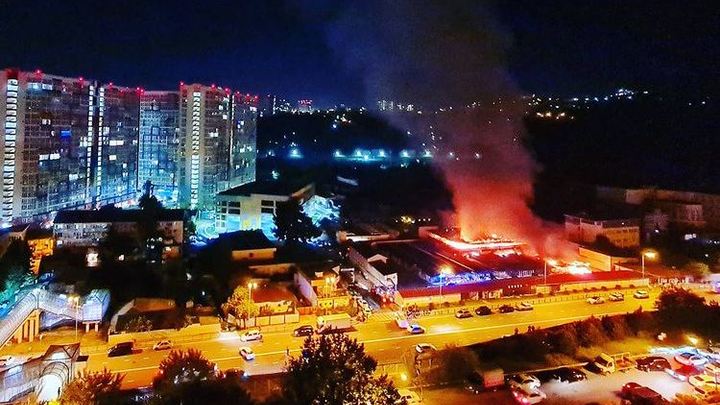 В Сочи пожарные потушили огонь на рынке Спартак