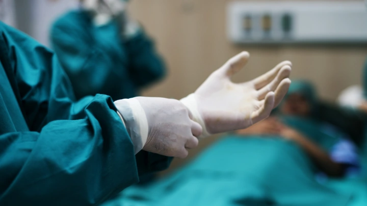 Перепутали пациентов? В барнаульской больнице мужчине удалили зубы вместо опухоли