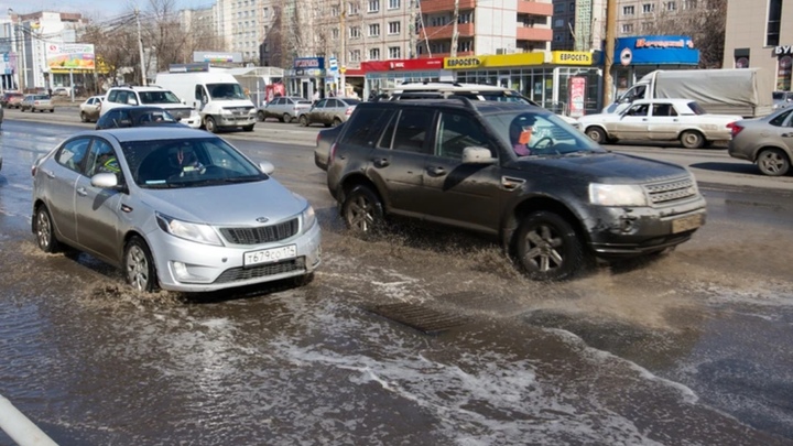 В Челябинске дороги тонут вместе с авто. Водители высказали претензии мэрии