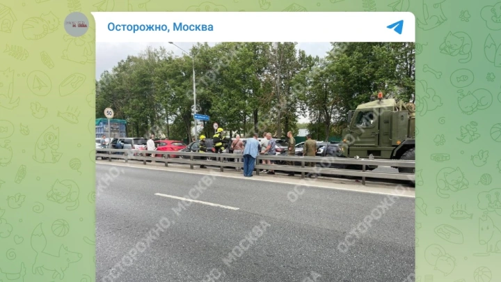Военный грузовик и шесть легковушек столкнулись в Москве