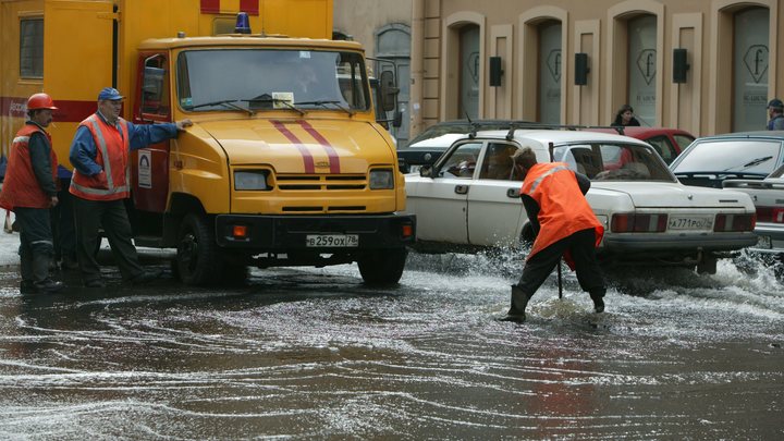 Река из холодной воды затопила оживлённый перекрёсток в Екатеринбурге