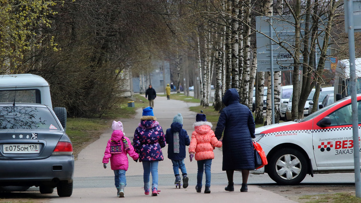 Ростовчане смогут обратиться за выплатой на детей от 8 до 17 лет в майские праздники