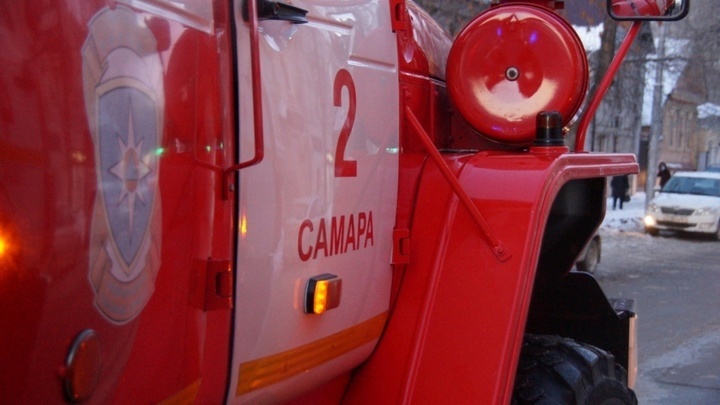 В Самаре тушили пожар в двух заброшенных строениях