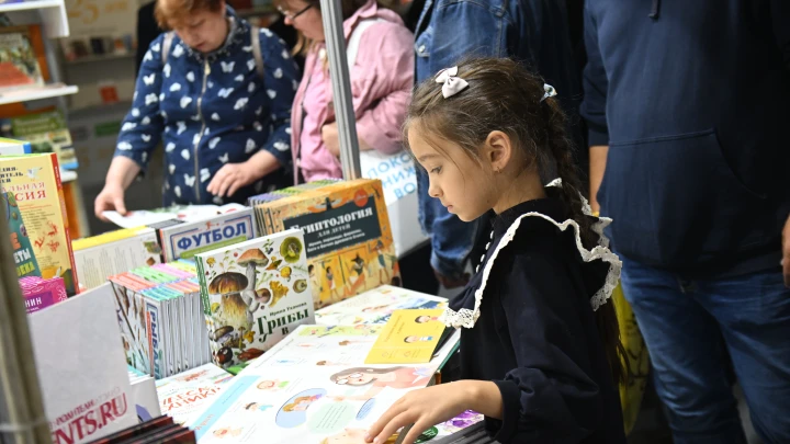 Не голосуйте за сильного лидера с твёрдой рукой: Детская книга об астрономии вызвала недоумение в России