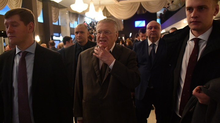 В ЛДПР оправдались за раздачу Жириновским денег крепостным и холопам