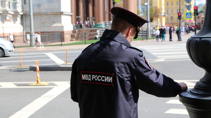 В Якутии полицейский чуть не задушил ребенка и ударил девушку, которая попыталась заступиться за шко