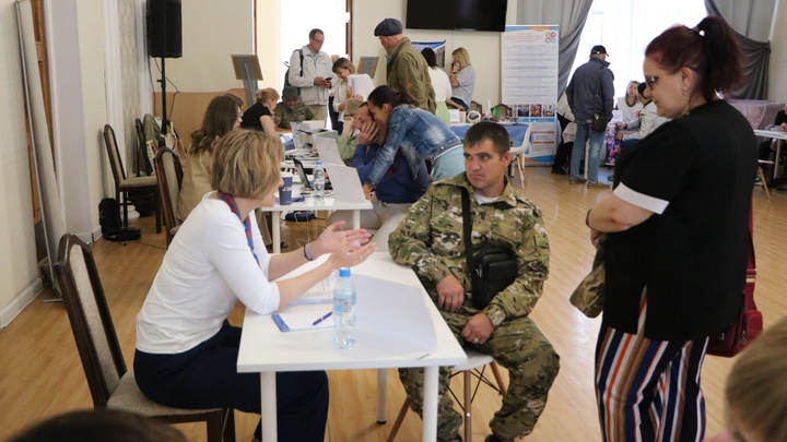 В Новосибирской области поддержку по губернаторскому сертификату получают около 900 участников СВО