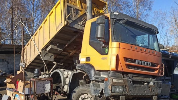 Домкраты не выдержали: челябинец оказался под рухнувшим грузовиком