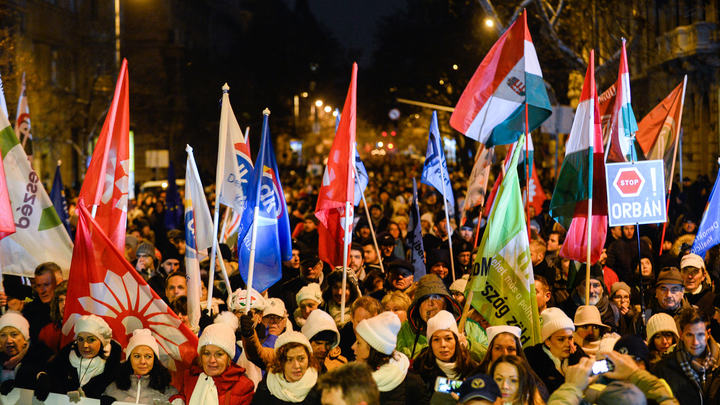 Проплаченные Соросом бунты добрались до Венгрии : В Будапеште митингующие сплотились на улицах