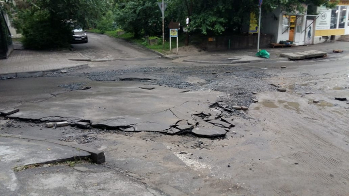 Поврежденный ливнем асфальт в центре Ростова восстановят за четыре дня