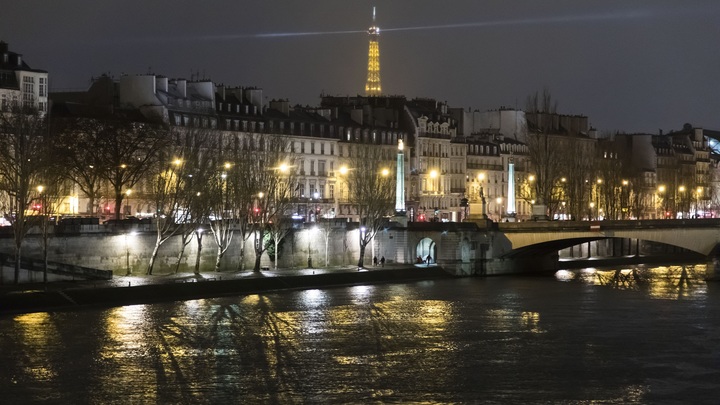 Мальчик на коленях перед мужчиной: От вида картины в просвещённой Европе опешили