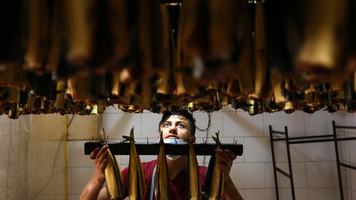 Поляки в ужасе от солёной селёдки по-русски. Это оружие, а не еда