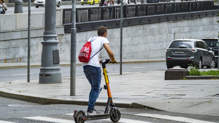 В МВД Беларуси хотят приравнять к пешеходам водителей самокатов и моноколёс