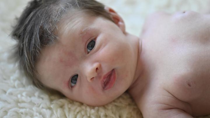 Новорожденным запорожцам передали помощь из Севастополя