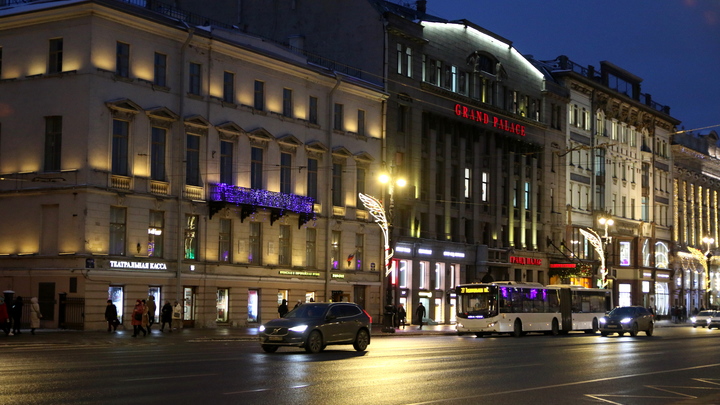 Жители рухнувшего дома в Петербурге рассказали о трещинах стен размером с руку