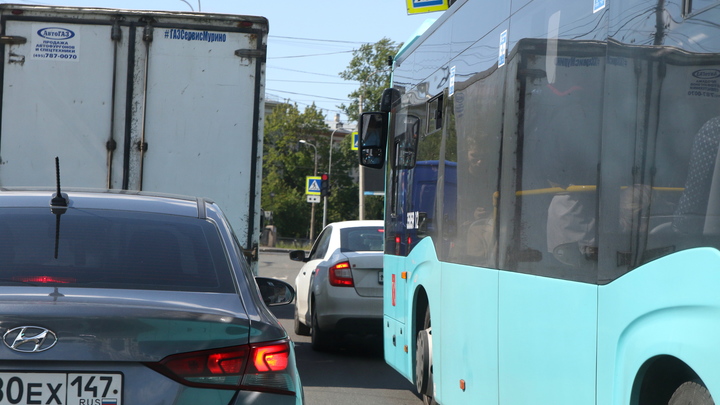В Новосибирске на Мочищенском шоссе заметили дымящийся автобус