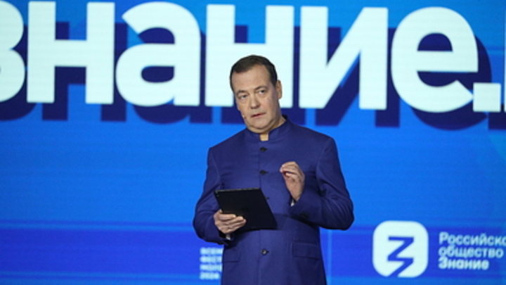 Медведев назвал выданных США граждан России предателями, которым гореть в аду