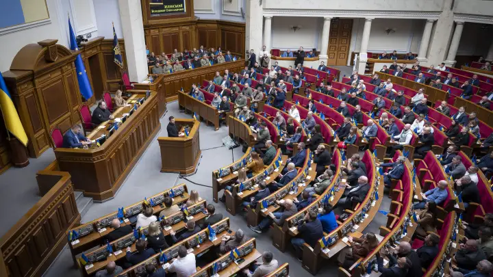 Депутаты Верховной Рады подрались, обсуждая закон о НАБУ — кадры