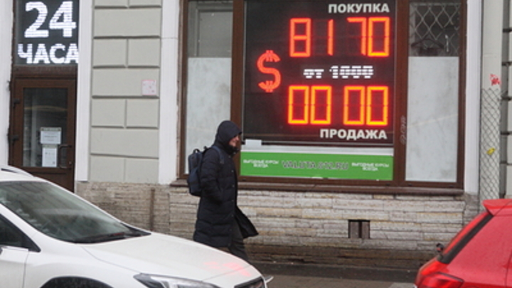 Финансовый аналитик посоветовал населению закупиться дешевеющей валютой