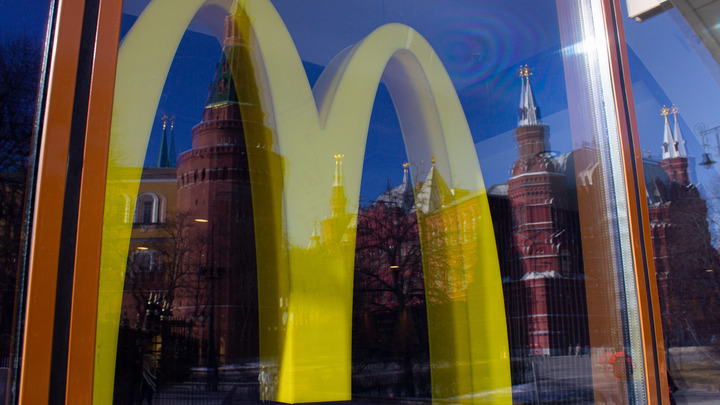 Закрыл телом: Сын Никаса Сафронова приковал себя наручниками к дверям McDonald’s