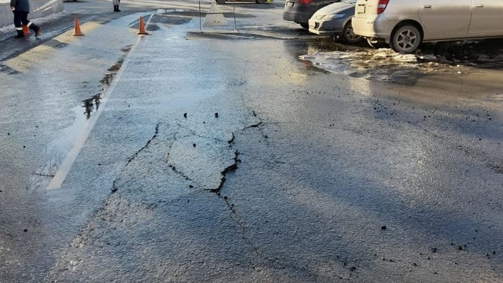 Дорожники рассказали, когда заделают провал в центре Челябинска