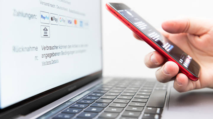 Никогда не берите трубку, увидев 977: Юрист объяснил уловку мошенников