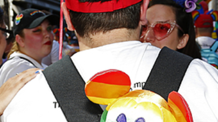 Участники парада извращенцев в Нью-Йорке разбежались в панике: Приняли салют за стрельбу