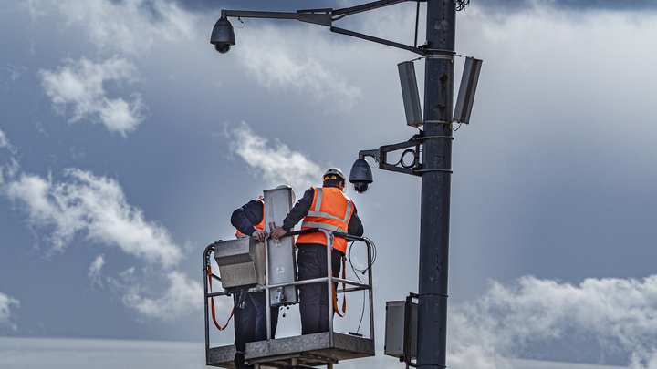 На улицах Екатеринбурга появились умные камеры, которые видят ближний свет