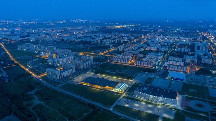 В Омске вандалы повредили плиты на бульваре Победы