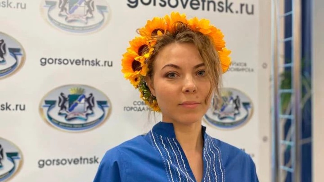 Хельга из сериала против всех фото "Кладбищенский венок": Хельга Пирогова пришла на сессию горсовета Новосибирска в
