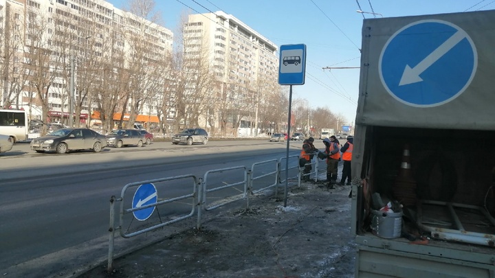 Челябинцы сказали власти правду об опасном заборе на остановке. 10 мнений