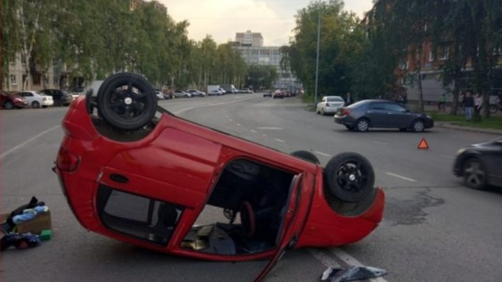 В Кемерове автомобиль после столкновения опрокинулся на крышу
