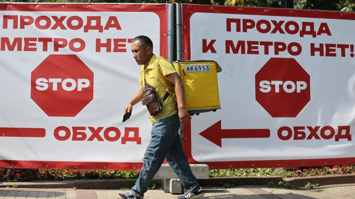 В Петербурге запретили мигрантам работать курьерами