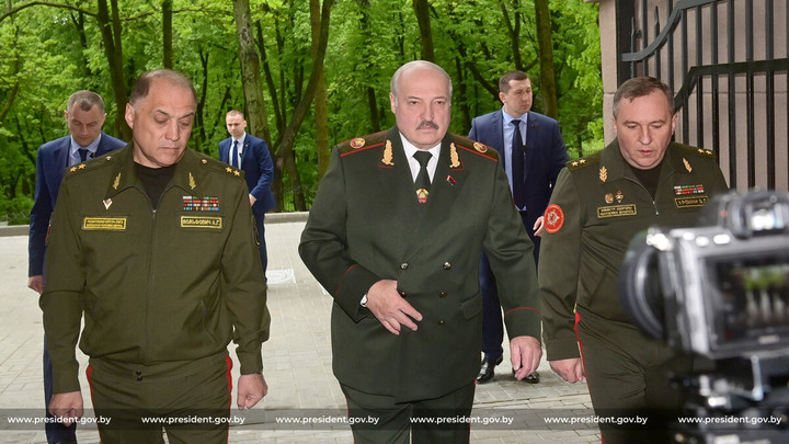 Лукашенко, одетый в военную форму, заговорил о военных вызовах для Белоруссии