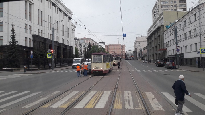 В центре Челябинска легковушка угодила под трамвай, движение встало