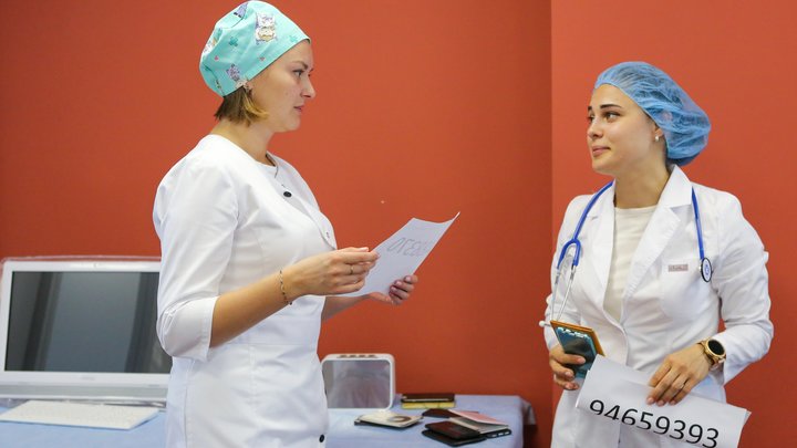 Медики и пациенты Свердловского онкодиспансера вступились за уволенного главврача