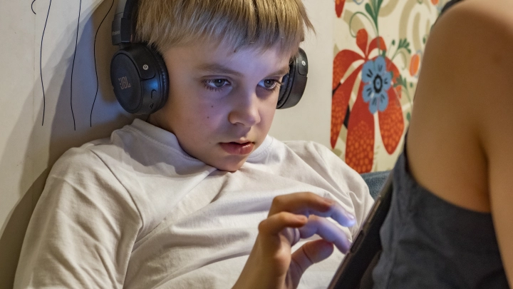 Вгоняют детей в панику и пользуются страхом: Мошенники нашли несколько способов обмана школьников