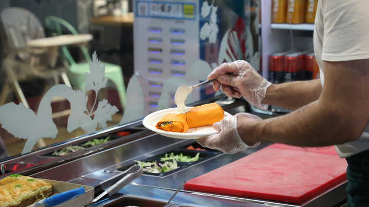 Массовое отравление мигрантов в Москве. Всех подвела шаурма из палатки