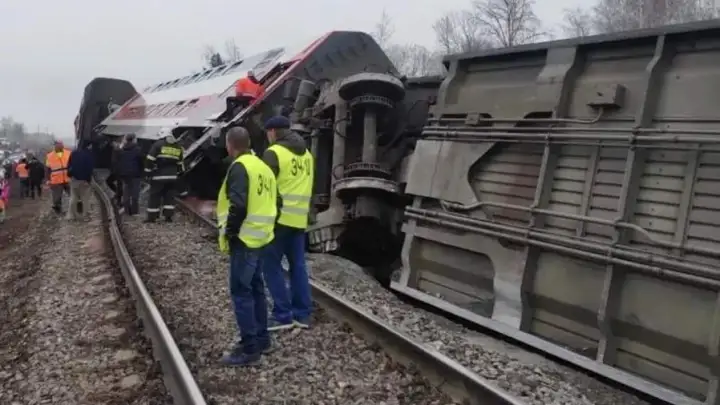 У нашего вагона колёса оторвало: пассажиры рассказали о крушении поезда в Ульяновской области