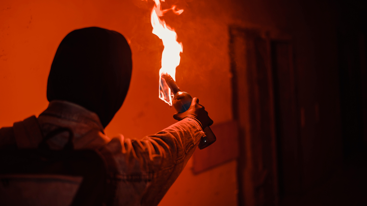 Кровля рушится, в Крокус Сити Холле заблокированы люди: Террористы взорвали гранату